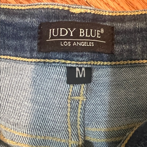 Judy Blue Distressed Shorts Size Medium - Picture 2 of 6